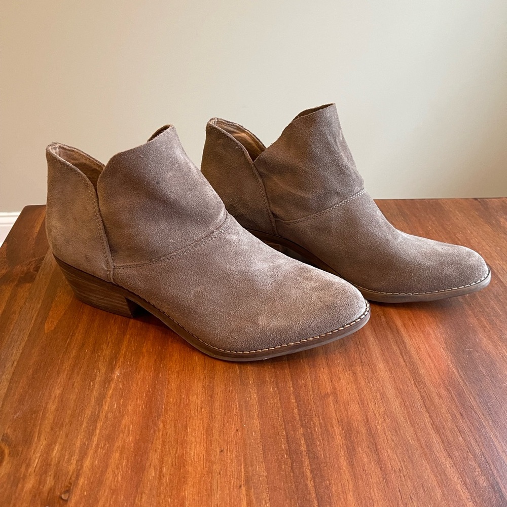 Lucky Brand Fahmida tan Ankle Boots with V-shaped Opening and Low Stacked Heel 8